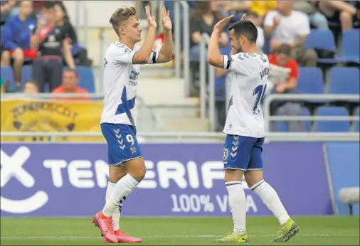  ??  ?? Dani Gómez y Joselu celebran el 1-0 que le dio al Tenerife tres puntos que confirman su buen momento de forma.