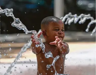  ?? Godofredo A. Vasquez / Staff photograph­er ?? One-year-old Landon Jackson makes a splash Friday at Discovery Green. The National Weather Service predicts a return this weekend and beyond of unhealthy triple-index heat.