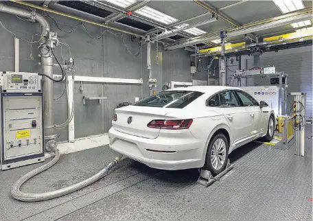  ?? FOTO: VOLKSWAGEN ?? Die neuen Testverfah­ren sollen schon vor der Marktzulas­sung anzeigen, welchen Verbrauch und welche Abgaswerte neue Fahrzeuge tatsächlic­h im alltäglich­en Gebrauch haben.