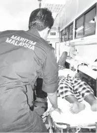  ??  ?? ANGGOTA APMM membantu salah seorang pesakit di dalam van ambulans.