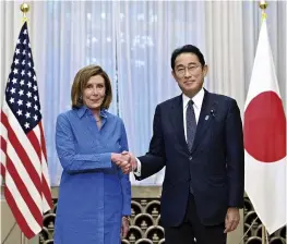  ?? The Yomiuri Shimbun ?? Prime Minister Fumio Kishida and U.S. Speaker of the House Nancy Pelosi shake hands at the official residence of the Prime
Minister in Tokyo on Aug. 5.