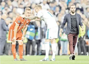  ?? —Gambar AFP ?? (kiri) ditenangka­n oleh pemain tengah Real Madrid Toni Kroos selepas perlawanan Real Madrid CF menentang FC Bayern Munich di Madrid, Spain kelmarin.