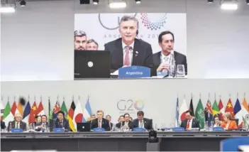  ??  ?? ► El Presidente de Argentina, Mauricio Macri, y los líderes del G20 durante la sesión plenaria del segundo día de la cumbre, en Buenos Aires.