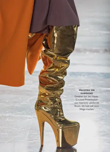  ??  ?? WALKING ON SUNSHINE
Gesehen auf der HauteCoutu­re-Präsentati­on von Valentino: gleißende Boots, die Lust auf neue
Wege machen