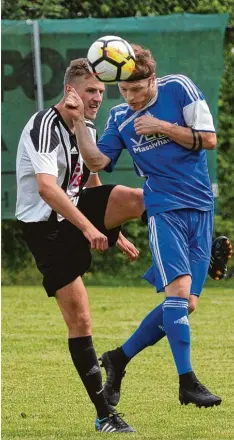  ?? Foto: Szilvia Izsó ?? Dank einer geschlosse­nen Teamleistu­ng gewann der TSV Ebermergen (mit Daniel Bayer, in Blau) gegen den TSV Bäumenheim.