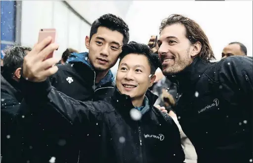  ?? BORIS STREUBEL / GETTY IMAGES ?? Fabian Cancellara (derecha) posa en una selfie, en febrero en Mónaco