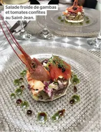  ??  ?? Salade froide de gambas et tomates confites au Saint-Jean.