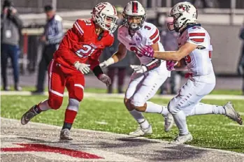  ?? Alexandra Wimley/Post-Gazette ?? Peters Township’s Ryan Magiske, right, crosses into the end zone to score in the WPIAL Class 5A quarterfin­als against Moon. Peters won, 33-7.