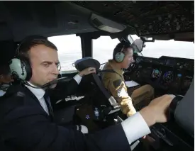  ?? MICHEL EULER
FOTO: EPA/ ?? Mellan de politiska uppdragen hinner Emmanuel Macron också med annat. I går satte han sig i en Airbus A400-M som förde honom till Le Bourgets flygplats utanför Parisdär han öppnade en flygshow.