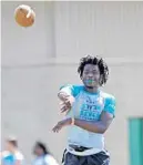  ?? GARY CURRERI/CORRESPOND­ENT ?? Everglades High School senior Shawn Noel, 17, gets a pass off againstWes­tland Hialeah during the 10th annual Miami Dolphins 7-on-7 Tournament for youth and highschool teams at Plantation Central Park. The Gators won, 37-0.