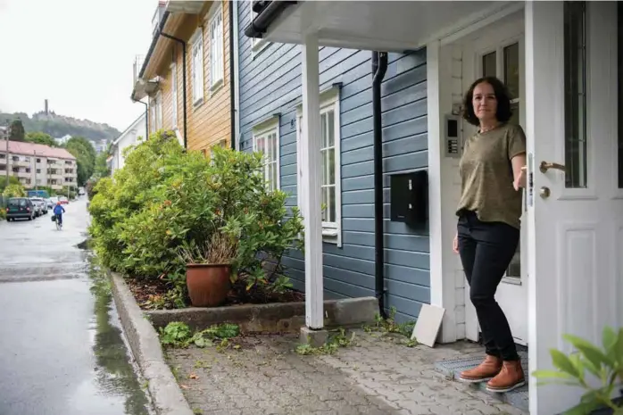  ??  ?? MÅ FLYTTE: Bente Øvrebø ble enig med fylkeskomm­unen om en erstatning­ssum for huset sitt. Huset er ikke lenger hennes, men hun får bo der frem til oktober.