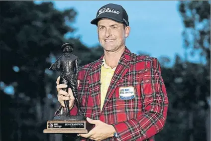  ?? FOTO: AP ?? Webb Simpson sonríe con el trofeo, ya en cerrada noche, después de que la cuarta y última vuelta se suspendier­a por mal tiempo