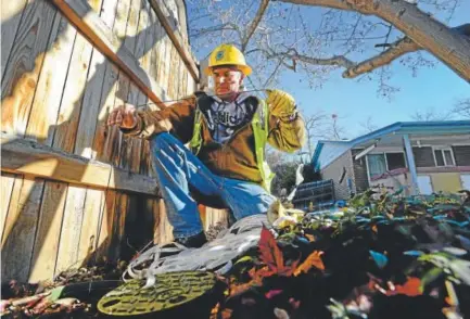  ?? Longmont Times-Call file ?? Wayne Niston pulls fiberoptic cable while installing broadband for a residentia­l customer in Longmont.