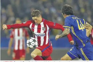  ??  ?? LETALES. Fernando Torres llevó peligro en el duelo en el que los españoles sumaron un triunfo.