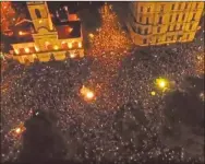  ??  ?? MENSAJE. “Se va a acabar, van a tener que laburar”, expresaba uno de los cantitos más repetidos.