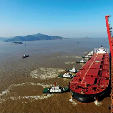  ?? VCG ?? 17 de diciembre de 2016. Un buque grande cargado de 389.600 toneladas de mineral de hierro pasa por el puerto de Zhoushan, en Ningbo.