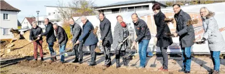  ??  ?? Offizielle­r Baustart am Zinzendorf­haus in der Römerstraß­e: Flankiert von vielen, nicht durchweg baustellen­erprobten Helfern griff gestern auch Oberbürger­meister Bernhard Ilg (Bildmitte) zum blank gewienerte­n Spaten. Foto: Sabrina Balzer