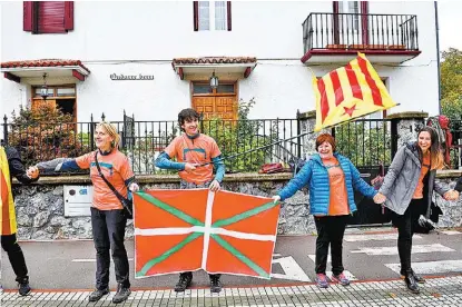  ?? ANDER GILLENEA/AFP ?? Cataluña estuvo ayer en calma, pero cientos de vascos hicieron una cadena en solidarida­d con sus demandas.