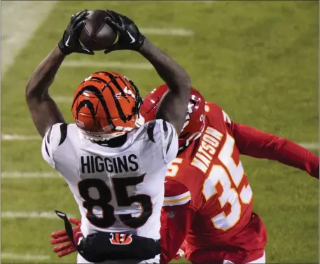  ?? CHARLIE RIEDEL — THE ASSOCIATED PRESS ?? Cincinnati Bengals wide receiver Tee Higgins makes a touchdown catch against Kansas City Chiefs safety Juan Thornhill during the second half of the AFC Championsh­ip game on Jan. 29 in Kansas City, Mo.