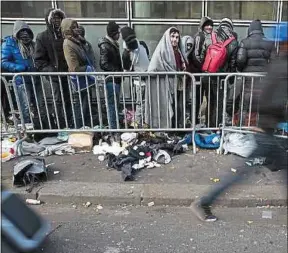  ??  ?? Des migrants devant les locaux de France terre d’asile, à Paris.