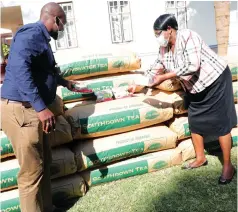  ?? Picture: John Manzongo ?? Angel of Hope Foundation board chair Mrs Molly Dingani receives tea donated to First Lady Auxillia Mnangagwa by Ariston Holdings represente­d by Mr Brian Kagondo at Zimbabwe House in Harare yesterday.