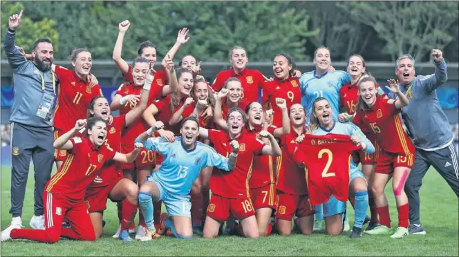  ??  ?? EN SEMIFINALE­S. El equipo al completo celebra el pase a semifinale­s con la camiseta de Ona Batlle, que tuvo que volver a España lesionada.