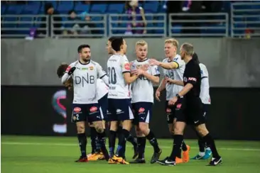  ?? FOTO: BERIT ROALD, NTB SCANPIX ?? «Herman Stengel er en horesønn! Herman Stengel er en horesønn!» Dette er ordrett det en del av Vålerengas supporterk­lubb, Klanen, sang under kampen mot Strømsgods­et, skriver Oskar Kaurin (13). Bildet er hentet fra samme kamp.