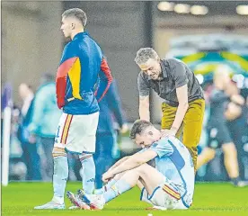  ?? Foto Ap ?? El entrenador español consuela a Aymeric Laporte luego del duelo en el estadio Education City. De espaldas, Ferrán Torres.