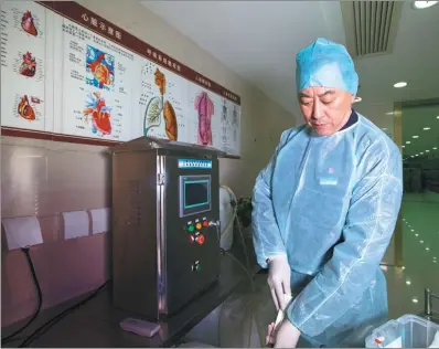  ?? PROVIDED TO CHINA DAILY ?? Xu Jun prepares for an embalming operation at the Baoxing Funeral Parlor in Shanghai.