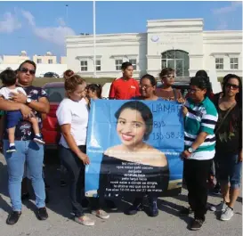  ?? JOSÉ TAPIA ?? Amigos y familiares protestan en sitio de la audiencia de los acusados.