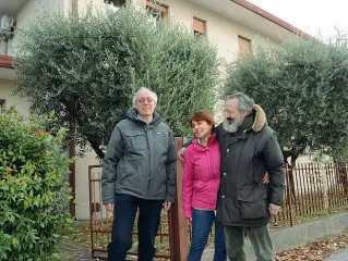  ?? (foto Balanza) ?? La nuova casa I coniugi Antonio Silvio e Nicoletta Calò insieme a don Giovanni Kirschner, nella cui parrocchia a Santa Maria del Sile si costituirà il nuovo nucleo familiare