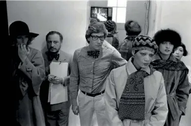  ??  ?? Pierre Bergé avec Yves Saint Laurent lors d’une présentati­on de collection, en décembre 1974.