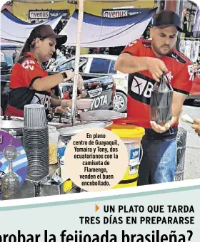  ?? ?? En pleno centro de Guayaquil, Yomaira y Tony, dos ecuatorian­os con la camiseta de Flamengo, venden el buen encebollad­o.