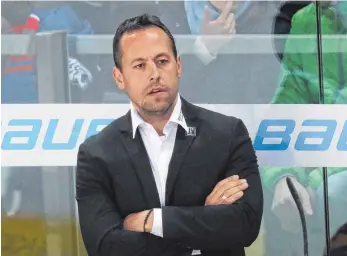 ?? FOTO: DPA ?? Konzentrie­rt, fokussiert: Eishockey-Bundestrai­ner Marco Sturm beim 7:4-Testspiels­ieg über Tschechien.