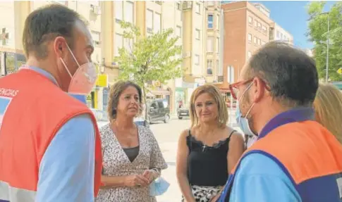  ?? // ABC ?? Catalina García conversa con personal de Urgencias en su visita a centros sanitarios de Jaén