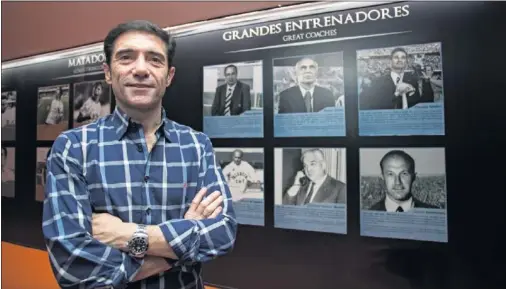  ??  ?? MARCELINO SE ESTRENA EN 21 DÍAS. Marcelino posa con un cartel de entrenador­es que decora el vestuario de Mestalla.