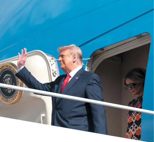 ??  ?? Trump faz o último aceno antes de entrar no Air Force One com destino à Flórida, onde o ex-presidente descansa