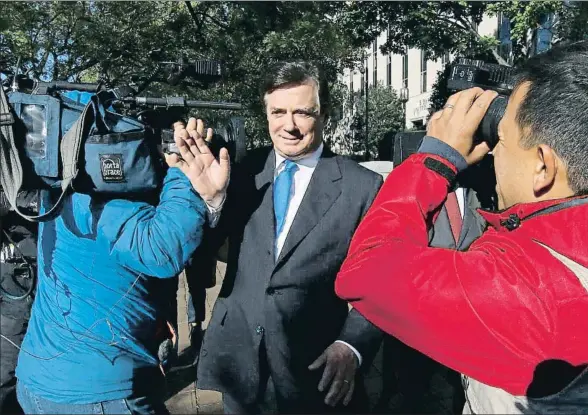  ?? ALEX BRANDON / AP ?? Paul Manafort sortea a los cámaras de televisión a su salida del tribunal federal de Washington DC, donde testificó