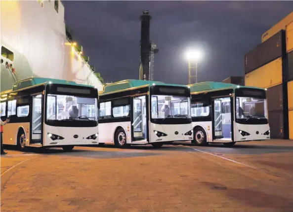  ?? AGenCia de CooPeraCiÓ­n aleMana GiZ ?? Los tres autobuses eléctricos donados por Alemania operarán por cuatro meses en cada ruta: primero en el trayecto San José-Desamparad­os, luego irán al recorrido San José-Tres Ríos y, finalmente, entre San José y Alajuela.