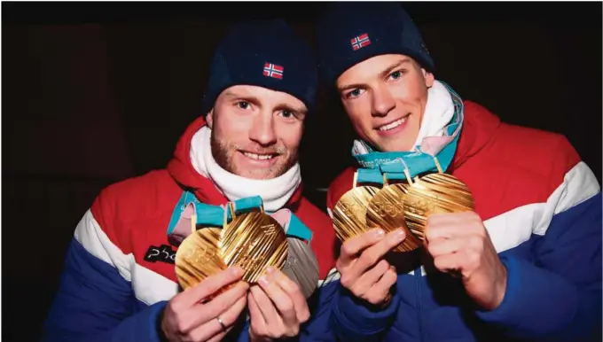  ?? FOTO: LISE ÅSERUD, NTB ?? REKORD: Martin Johnsrud Sundby (til venstre) og Johannes Høsflot Klaebo viser frem sine medaljer etter medaljeser­emonie i Pyeongchan­g. Neste år kan det bli norsk medaljerek­ord, viser en fersk prognose.