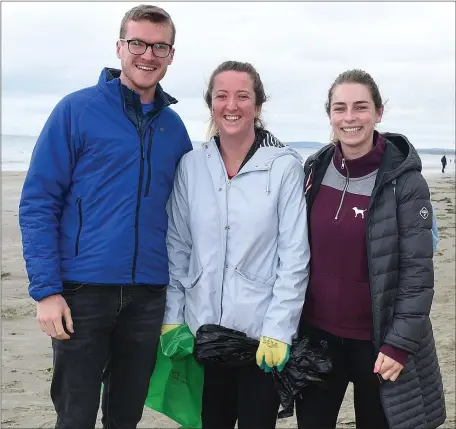  ??  ?? Tom Ring, Rebecxa Huban and Keelin Rogeers at the beach clean up in Bettystown.