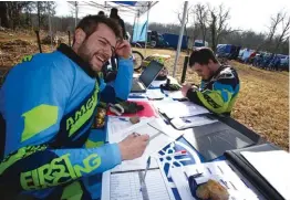  ??  ?? Un lecteur de Moto Verte « obligé » de remplir nos fiches d’essais après vingt minutes dans les bois. Vu son sourire, la séance fut douloureus­e…