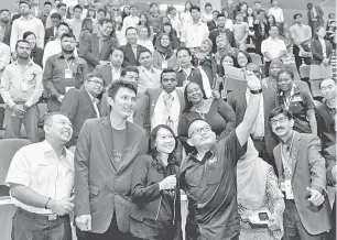  ?? — Gambar Bernama ?? UNTUK ALBUM: Irmohizam bergambar selfie bersama Pengerusi Penganjura­n SIdang Kemuncak Commonweal­th Alliance of Young Entreprene­urs (CAYE)-Asia 2015, Celine Khor (tiga kiri), Ahli-ahli Lembaga CAYE-Asia dan para peserta Sidang Kemuncak Usahawan Muda...