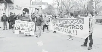  ??  ?? LOS MANIFESTAN­TES recibieron el apoyo de automovili­stas y peatones.