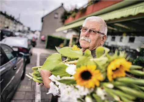  ?? FOTO: RALPH MATZERATH ?? Blumenhänd­ler Horst Kube hat Sorge, dass er durch die Baustelle auf seinen Pflanzen sitzen bleiben wird.