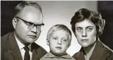  ?? Foto: Novelli ?? Junge Familie, ernste Blicke: der Journalist Rudolf Ströbinger mit seinen beiden Ve ras Mitte der 60er Jahre.