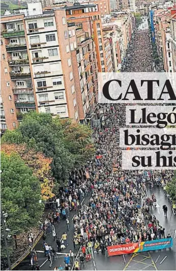  ?? (AP) ?? A favor. Catalanes que quieren decidir su independen­cia marcharon ayer por Barcelona.