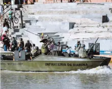  ?? AFP ?? Una patrulla militar vigila el río Arauca en la frontera con Venezuela