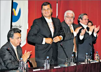  ??  ?? • El 11 de junio del 2009, en el auditorio de Ciespal, las autoridade­s anunciaron la decisión del Ecuador de recomprar el 91% de la ‘deuda ilegítima’.