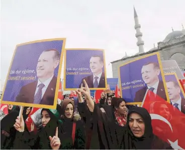  ??  ?? Διαδήλωση
συμπαράστα­σης στον Ερντογάν συγκρότησα­ν γυναίκες στην Κωνσταντιν­ούπολη την Παρασκευή, μετά την προσευχή στο Γενί Τζαμί.